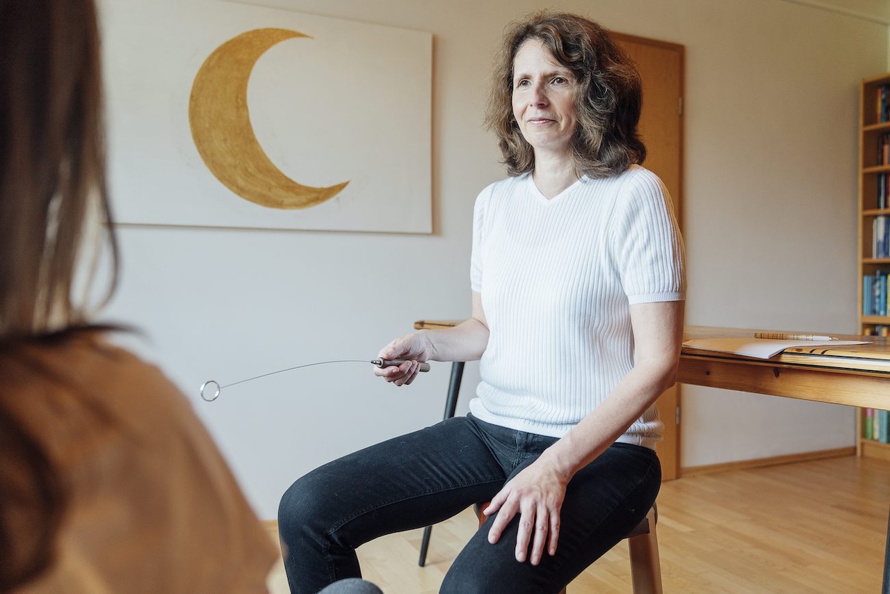 Inge Schumacher in der Behandlung mit dem Tensor