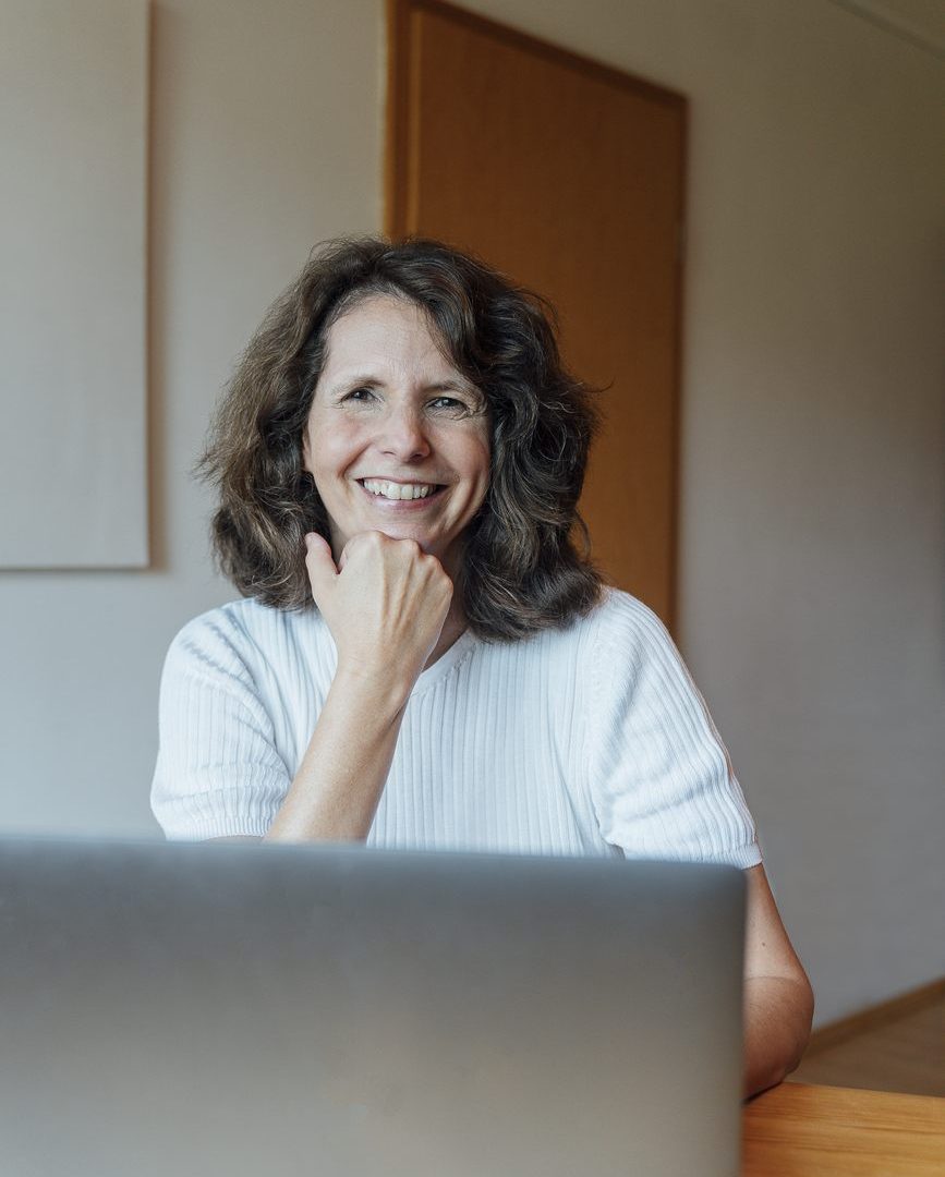 Inge vor dem Computer. Blog und Buch schreiben sind mein DIng.