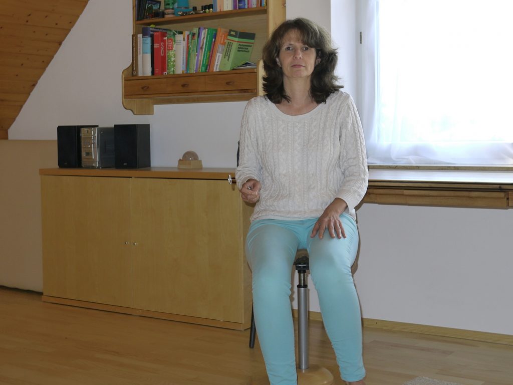 Heilpraktikerin Inge Schumacher mit ihrem Tensor.
